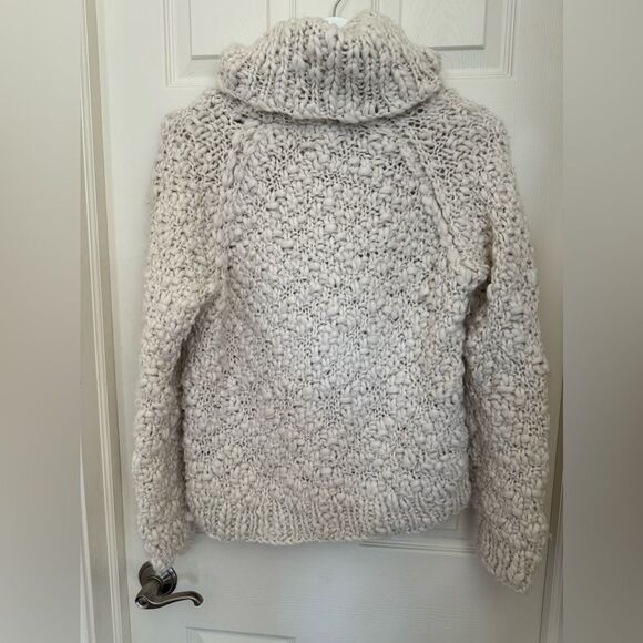 Vivenne cream, heavy sweater size large - Picture 1 of 4